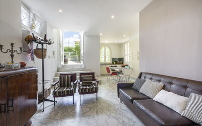 Appartamento Mara: Meubles, Canapé, Table, Cabinetry, Design Intérieur, Chaise, Bois, Plante D'Appartement, Salon, Sol