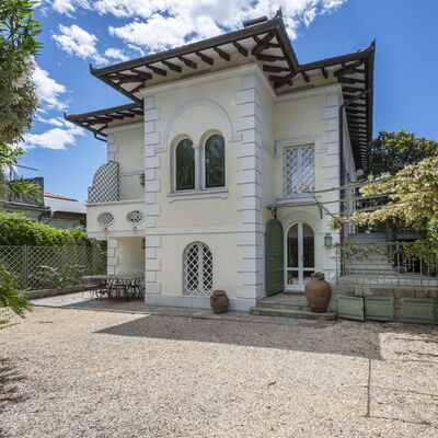 La Villetta: Nuage, Ciel, Bâtiment, Plante, Fenêtre, Bleu Azur, Porte, Quartier, Zone Résidentielle, Maison