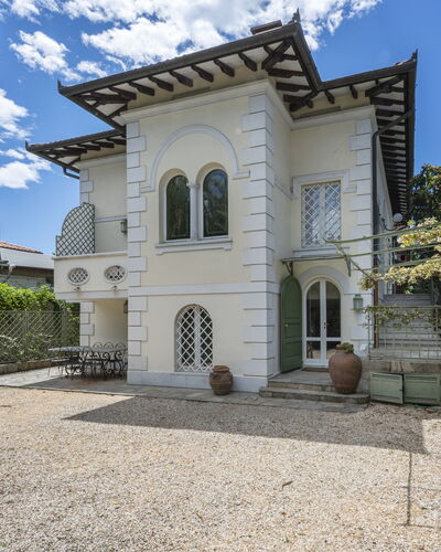 La Villetta: Nuage, Ciel, Bâtiment, Plante, Fenêtre, Bleu Azur, Porte, Quartier, Zone Résidentielle, Maison