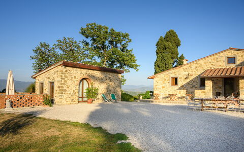 Villa Campestri: Ciel, Plante, Bâtiment, Arbre, Lot Terre, Surface De La Route, Fenêtre, Paysage Naturel, Zone Résidentielle, Herbe