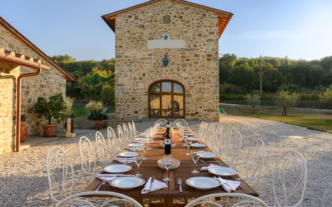 Villa Campestri: Ciel, Plante, Propriété, Table, Bâtiment, Chaise, Architecture, Arbre, Maison, Paysage