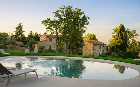 Villa Campestri: L'Eau, Ciel, Plante, Bâtiment, Propriété, Arbre, Piscine, Paysage Naturel, Maison, Herbe