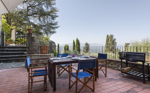 Villa San Gennaro: Ciel, Meubles, Plante, Table, Bois, Arbre, Ombre, Mobilier De Jardin, Tableau De Plein Air, Loisir