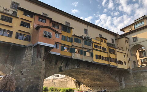 Dimora Fiorentina: Nuage, Plante, Ciel, Fenêtre, L'Eau, Bâtiment, Design Urbain, Cours D'Eau, Quartier, Mur
