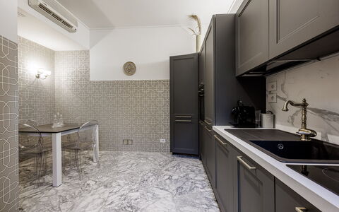 Dimora Fiorentina: Evier, Cabinetry, Comptoir, Évier, Bâtiment, Robinet, Bois, Cuisine, Cuisinière, Design Intérieur