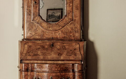 Dimora Fiorentina: Miroir, Cabinetry, Meubles, Propriété, Violet, Textile, Bois, Commode, Design Intérieur, Tiroir