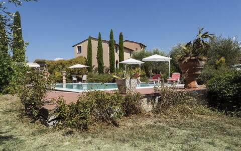 Villa Cevoli: Plante, Ciel, Communauté Des Plantes, Bâtiment, Lot Terre, Maison, Tente, Arbre, Zone Résidentielle, Paysage