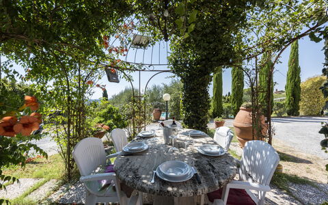 Villa Cevoli: Plante, Table, Meubles, Vaisselle, Chaise, La Nature, Arbre, Mobilier De Jardin, Nappe De Table, Tableau De Plein Air