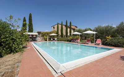 Villa Cevoli: L'Eau, Plante, Piscine, Ciel, Arbre, Rectangle, Chaise, Loisir, Ombre, Composite