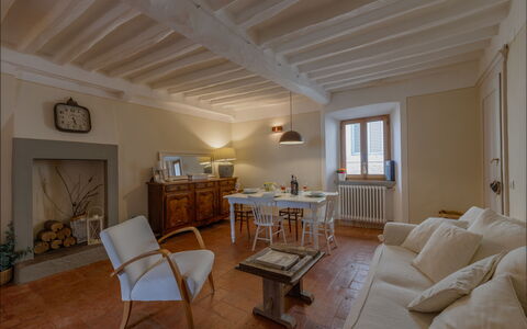 Appartamento Mancini: Meubles, Cadre, Table, Bâtiment, Bois, Fenêtre, Canapé, Plante D'Appartement, Design Intérieur, Sol