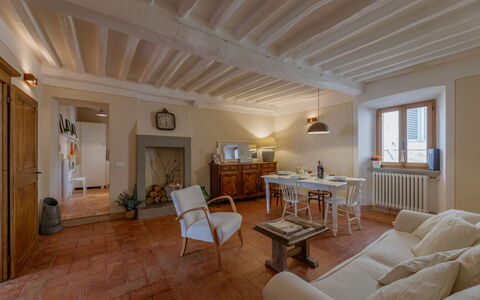 Appartamento Mancini: Cadre, Meubles, Canapé, Table, Bâtiment, Fenêtre, Plante D'Appartement, Bois, Chaise, Design Intérieur