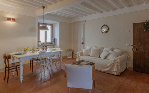 Appartamento Mancini: Table, Propriété, Meubles, Bois, Bâtiment, Canapé, Architecture, Porte, Sol, Fenêtre