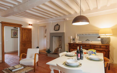 Appartamento Mancini: Table, Meubles, Propriété, Bâtiment, Bois, Cadre, Chaise, Éclairage, Cabinetry, Design Intérieur