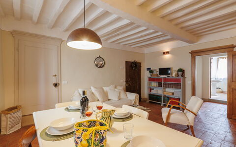 Appartamento Mancini: Table, Meubles, Propriété, Vaisselle, Bâtiment, Cadre, Chaise, Bois, Design Intérieur, Éclairage