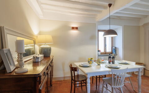 Appartamento Mancini: Table, Meubles, Propriété, Bois, Chaise, Cabinetry, Bâtiment, Éclairage, Design Intérieur