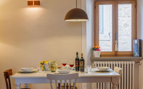 Appartamento Mancini: Propriété, Meubles, Table, Fenêtre, Éclairage, Design Intérieur, Bois, Rayonnage, Salon, Mur