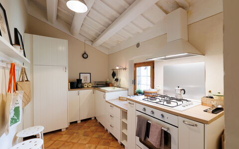 Appartamento Mancini: Robinet, Propriété, Cabinetry, Évier, Luminaire Plomberie, Comptoir, Cuisine, Bois, Design Intérieur, Sol