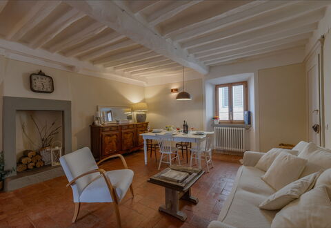 Appartamento Mancini: Meubles, Cadre, Table, Bâtiment, Bois, Fenêtre, Canapé, Plante D'Appartement, Design Intérieur, Sol