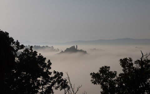 Villa La Cicogna Tuscany: Atmosphère, Ciel, Nuage, Arbre, Paysage Naturel, Branche, Montagne, Plan D'Eau, Atmospherique Phénomène