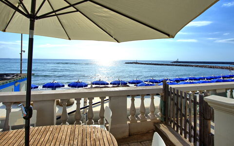 Casa Riva: L'Eau, Ciel, Propriété, Lumière, Bleu, Bleu Azur, Bâtiment, Ombre, Parapluie, Station Balnéaire