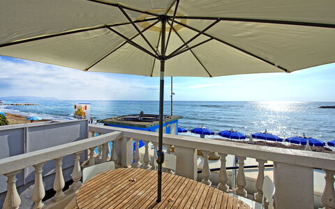 Casa Riva: L'Eau, Ciel, Propriété, Table, Meubles, Parapluie, Ombre, Bleu Azur, Mobilier De Jardin, Bois