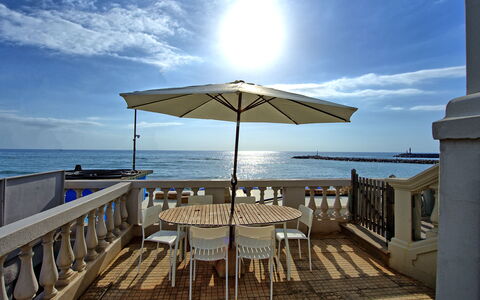 Casa Riva: Ciel, L'Eau, Nuage, Table, Propriété, Lumière, Bleu Azur, Ombre, Bâtiment, Mobilier De Jardin