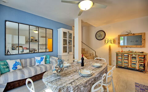 Casa Riva: Table, Propriété, Meubles, Cadre, Bleu Azur, Éclairage, Design Intérieur, Vaisselle, Fenêtre, Salon