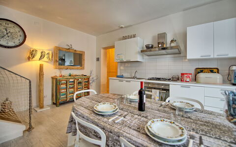 Casa Riva: Propriété, Meubles, Cabinetry, Comptoir, Bois, Vaisselle, Design Intérieur, Éclairage, Cuisine, Rayonnage