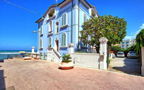 Casa Riva: Ciel, Plante, Propriété, Bâtiment, L'Eau, Fenêtre, Arbre, Zone Résidentielle, Immobilier, Façade