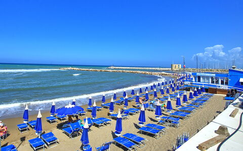 Casa Riva: Ciel, L'Eau, Nuage, Bleu, Chaise, Mobilier De Jardin, Balancelle, Plage, Plan D'Eau, Loisir