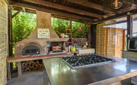 Villa Pancole: Propriété, Appareil De Cuisine, Bois, Comptoir, Cuisinière, Design Intérieur, Table, Salon, Gaz Poele, Cuisine