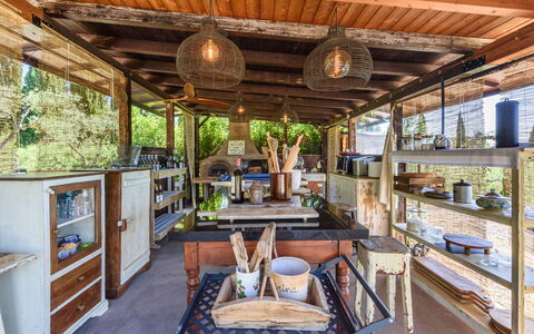 Villa Pancole: Propriété, Table, Meubles, Canapé, Bois, Design Intérieur, Architecture, Salon, Bâtiment, Plante