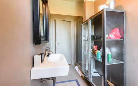 Villa Pancole: Miroir, Propriété, Robinet, Évier, Luminaire Plomberie, Bâtiment, Salle De Bains, Sol, Lavabo