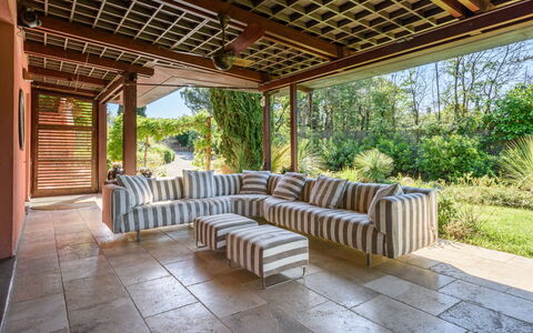 Villa Pancole: Plante, Porche, Ombre, Design Intérieur, Bois, Arbre, Mobilier De Jardin, Paysage, Immobilier, Loisir