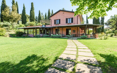 Villa Pancole: Plante, Ciel, Propriété, Bâtiment, Arbre, Paysage Naturel, Lot Terre, Maison, Ombre, Fenêtre