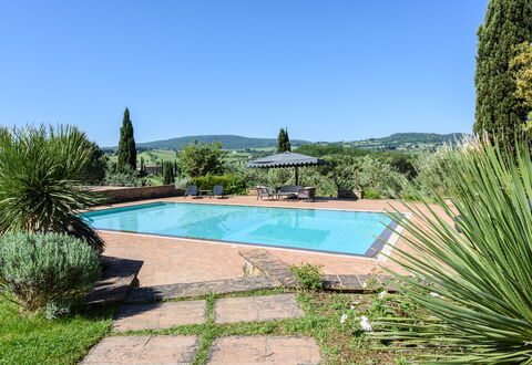 Villa Pancole: L'Eau, Plante, Propriété, Ciel, Piscine, Bleu Azur, Paysage Naturel, Bâtiment, Arbre, Rectangle