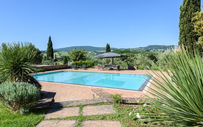 Villa Pancole: L'Eau, Plante, Propriété, Ciel, Piscine, Bleu Azur, Paysage Naturel, Bâtiment, Arbre, Rectangle
