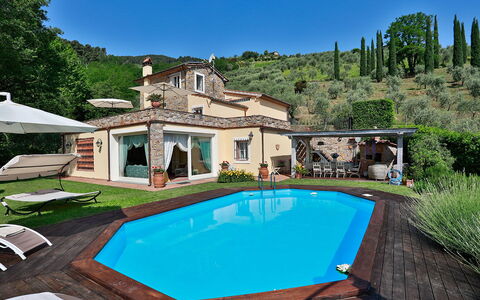 La Quiete: L'Eau, Ciel, Plante, Bâtiment, Propriété, Piscine, La Nature, Bleu Azur, Chaise, Arbre