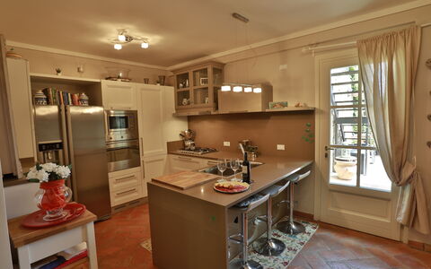 La Quiete: Cabinetry, Propriété, Meubles, Comptoir, Fenêtre, Appareil De Cuisine, Bois, Électroménager, Cuisine, Table