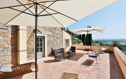 La Quiete: Propriété, Meubles, Ciel, Ombre, Mobilier De Jardin, Design Intérieur, Architecture, Table, Chaise, Bois