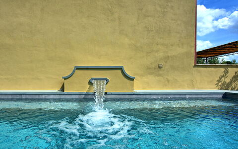 Casa Lionardo: L'Eau, Bleu, Piscine, Nuage, Ciel, Rectangle, Loisir, Paysage