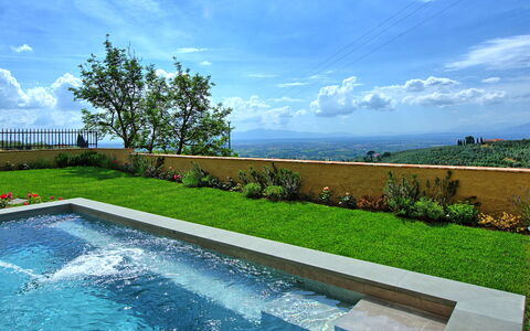 Casa Lionardo: Nuage, L'Eau, Ciel, Plante, Jour, Bleu Azur, Paysage Naturel, Rectangle, Arbre, Piscine