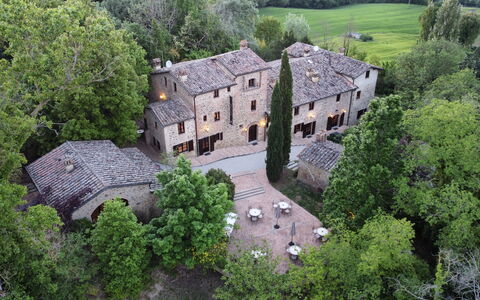 Borgo Al Castello: Bâtiment, Plante, Propriété, Fenêtre, Arbre, Maison, Lot Terre, Architecture, Chalet, Herbe