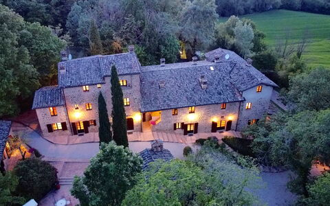 Borgo Al Castello: Bâtiment, Plante, Propriété, Fenêtre, Lumière, La Nature, Maison, Arbre, Chalet, Zone Rurale