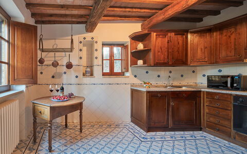 Borgo Al Castello: Cabinetry, Meubles, Comptoir, Fenêtre, Cuisine, Bâtiment, Bois, Design Intérieur, Appareil De Cuisine, Cuisinière