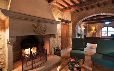 Casa Tettoia: Salon, Bois, Bâtiment, Sol, Foyer, Immobilier, Gaz, Dur, Sol, Plante