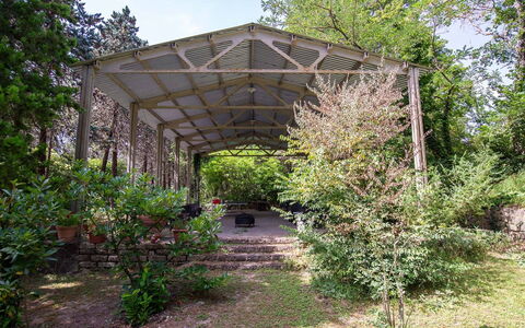 Villa Pania: Plante, Ciel, Ombre, Arbre, Couverture De Sol, Arbuste, Paysage, Herbe, Structure En Plein Air, Jardin