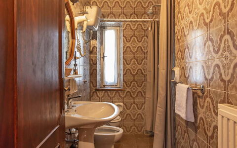 Villa Pania: Marron, Propriété, Luminaire Plomberie, Évier, Salle De Bains, Bois, Robinet, Miroir, Bâtiment, Design Intérieur
