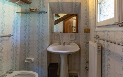 Villa Pania: Miroir, Robinet, Luminaire Plomberie, Évier, Propriété, Lavabo, Salle De Bains, Violet, Bois, Design Intérieur