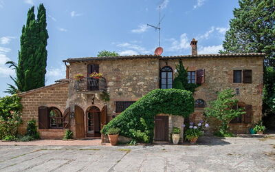 Villa Pania: Ciel, Plante, Nuage, Bâtiment, Fenêtre, Arbre, Maison, Chalet, Porte, Herbe